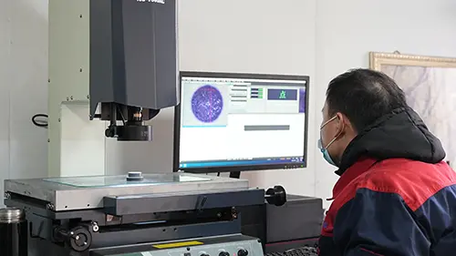 Dengan visi yang tajam dan panduan yang tepat, kami dengan tegas menetapkan garis pertahanan kualitas untuk cetakan.